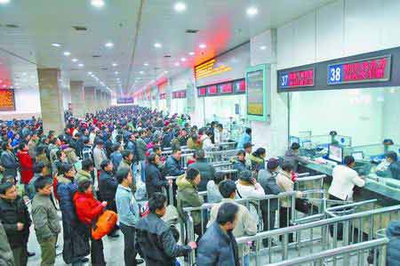 郑州开售春运火车票 上海成都等地车票紧张(图