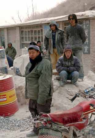 1月14日，砂石料场工人在等待消息。