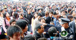 图文:广州火车站客流量增大