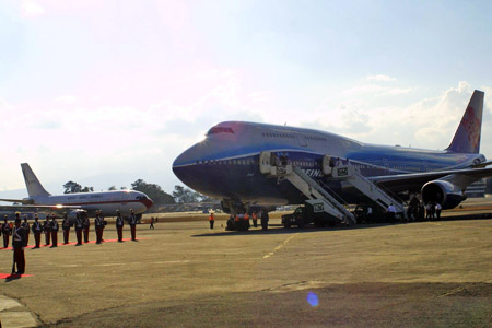 陈水扁专机停妥，却罕见地是机头正对迎接陈水扁的红地毯。（图片来源：台湾《联合报》）
