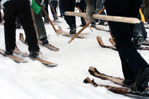 图文:新疆古老滑雪比赛 牧民们赛前准备雪板