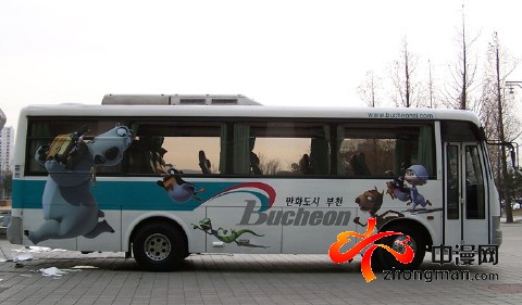 公共汽车也用漫画卡通形象装饰(图)