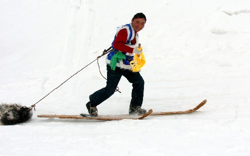 人类滑雪最早起源地 新疆古老滑雪赛开赛(组图)