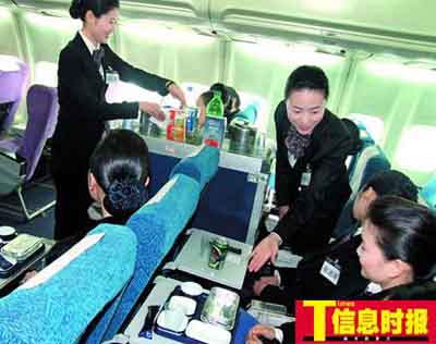 韩籍空姐个个笑容甜美，温柔有礼。时报记者 黄亦民 摄