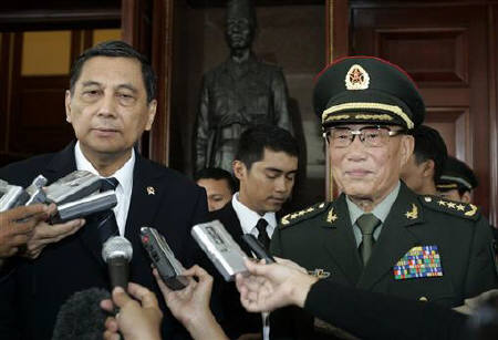 2008年1月16日，印尼国防部长尤沃诺・苏达索诺(Juwono Sudarsono)与到访的中国国防部长曹刚川在雅加达接受媒体采访。