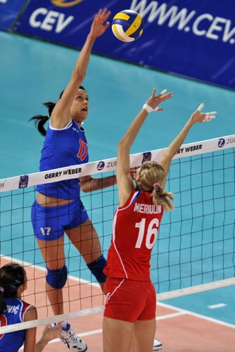 图文：女排奥运资格赛 塞尔维亚球员飞身扣球