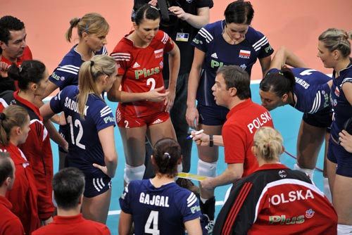 图文：女排奥运资格赛 波兰教练布置战术