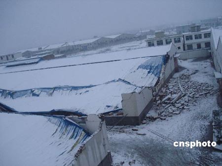 1月19日,由于连降暴雪,安徽合肥瑶海区工业园5000多平方米仓库厂房被