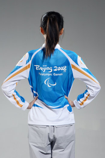 图文:北京奥运残奥制服 志愿者制服背面展示