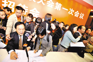 省劳动保障厅厅长方潮贵（前左）在新闻发布会之后被“围困”了半个小时。杜江 摄