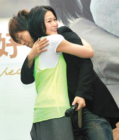 刘若英（左）举办签唱会，好友阿信特地送上热情拥抱。