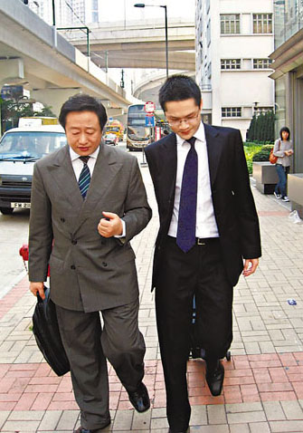 无牌行医的针灸师傅晨旭(左)出庭应讯。
