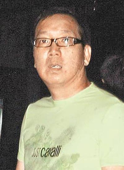 徐华凤男友汤伟时是洛漳鞋业公司老板，今年52岁。