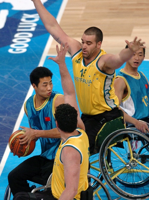 图文:轮椅篮球中国男队无缘决赛 张开双臂防守