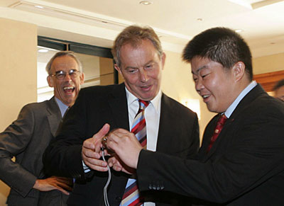 2005年底，英国首相布莱尔对爱国者数码相机赞赏有加