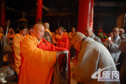 韩国新戒得到少林寺方丈释永信师父亲自发给的衣钵。