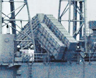 在去年10月10日亮相的“雄风三”型导弹，昨天在导弹巡防舰“成功”舰上曝光。图中的箱形物体就是“雄三”导弹发射箱，“雄三”发射箱和“雄二”（左侧）相比，明显大了一号。