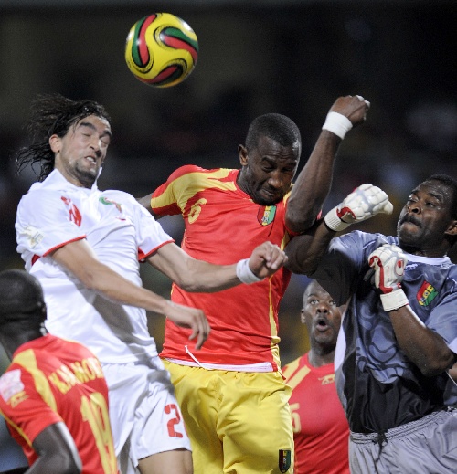 图文:非洲杯-几内亚3-2摩洛哥 足球到底在哪?