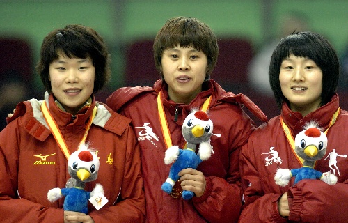 1月25日,七台河选手王蒙(中),长春选手周洋(左),七台河选手
