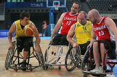 图文：轮椅篮球邀请赛加拿大夺冠 每球必争