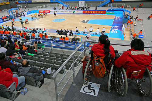 图文：国家体育馆无障碍设施 轮椅观众观赛中
