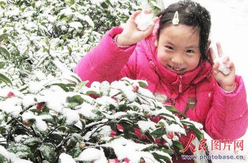 苏州/一名小女孩在苏州公园开心玩雪