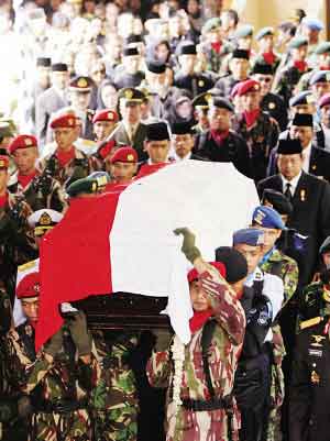 1月28日，印度尼西亚前总统苏哈托的遗体运抵中爪哇省古城梭罗的苏哈托家族墓地。当天，苏哈托的葬礼在其家族墓地举行。 新华社发