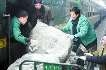 郑州近半物流因大雪歇业中铁快运全国停运六天