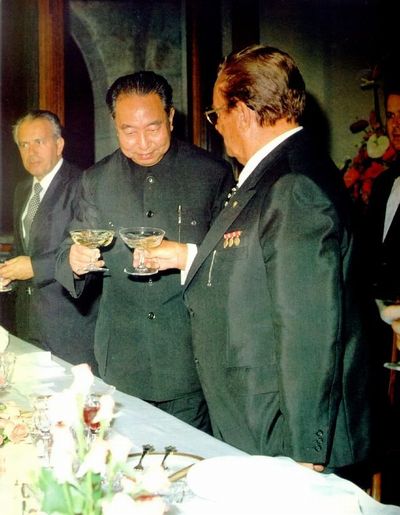 华国锋和外宾碰杯