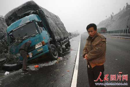 京珠北高速遭遇大雾 预计贯通时间被迫推迟(图)