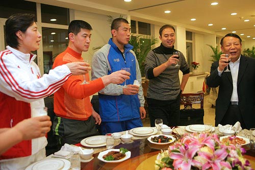 图文：辽宁副省长探望奥运健儿 向运动员敬酒