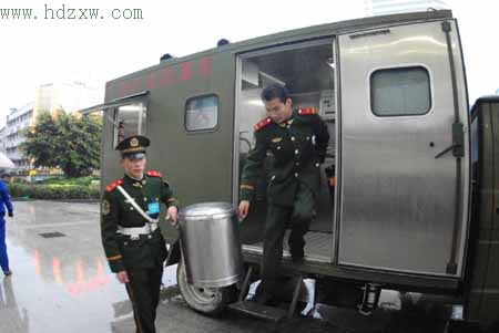 榕城昨日大雨,武警野外炊事车开到火车站,熬姜汤分给滞留旅客驱寒