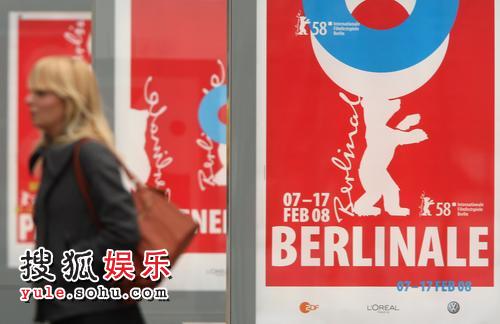 柏林电影节开幕在即 海报遍布街头