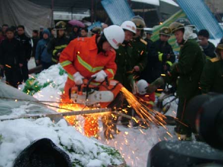 淮南消防成功处置大棚坍塌事故 顶风冒雪救5人