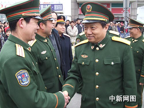 浙江武警 重兵守"春运(组图)