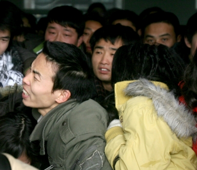 武汉数千大学生滞校过年 省教育厅要求重点照