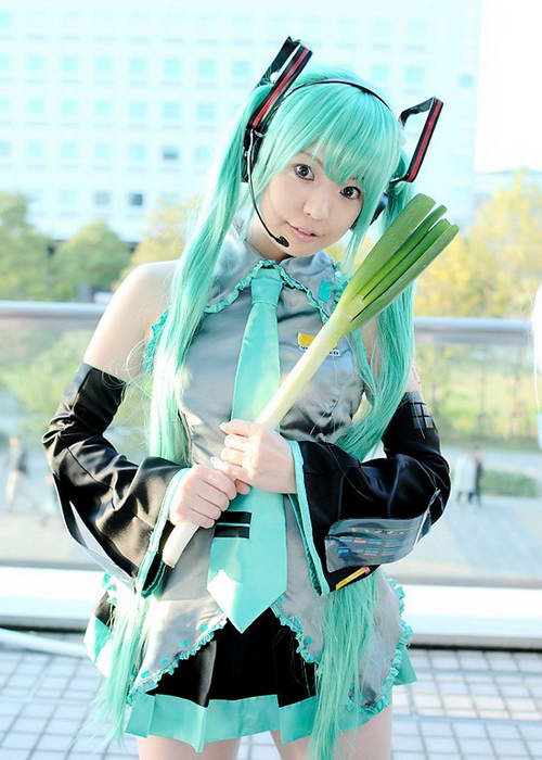 初音未来甩大葱cosplay秀(组图)