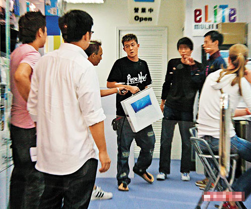 陈冠希离开eLiTe MULTI MEDIA计算机公司时，取走一部手提电脑，当时其男友人（左二）及司机（左三）陪伴在侧