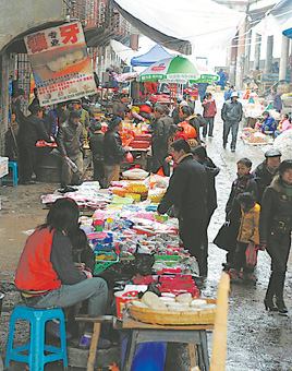 2月3日,湖南郴州市北湖区华塘村村民在农村集市采购年货.