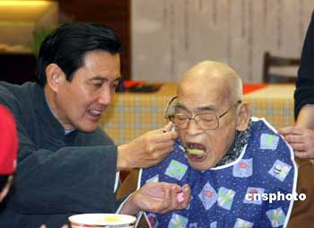 　二月六日农历除夕，国民党的台湾领导人候选人马英九来到已有八十五年历史、收容老残无靠老人的“台北市私立爱爱院”，亲自为孤寡老人喂饭。中新社发耿军 摄 