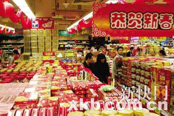 超市食品区域是顾客最为集中的"地段"之一.陈昆仑/摄