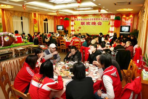 图文:中国女排漳州围炉过年 女排队员欢聚一堂