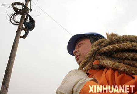  2月7日，贵州修文县供电局电力工人在大石乡抢修受损线路。新华社记者杨俊江摄