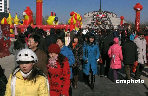 春节假日期间，北京市民连日来到免费开放中华世纪坛“庙会”，登高远眺并浏览历史甬道上漫步。 中新社发 邹宪 摄