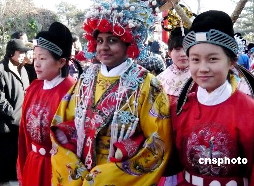 2月8日，在北京大观园主办的第十三届红楼庙会上，外国人扮演的“元妃省亲”表演队伍别有一番风情，吸引了众多游客的目光。 中新社发 钱兴强 摄
