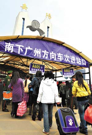 节后前往广州的客流量激增,湖南岳阳火车站专门开设了南下广州车次