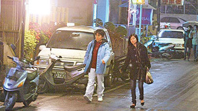 8:55pm 吴宗宪（左）和年轻美眉并肩步行，找餐厅吃饭