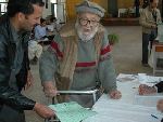一位91岁高龄的老选民在领取选票