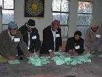 在各党派代表的监督下，选举工作人员在统计选票