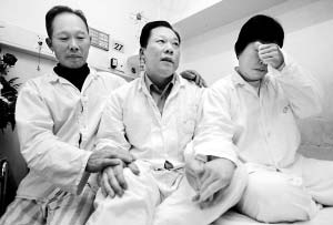 大哥陈运收（左）和四妹陈美云（右）将把他们的一部分健康肝脏捐献给53岁的陈运亭（中），手术今晨进行。